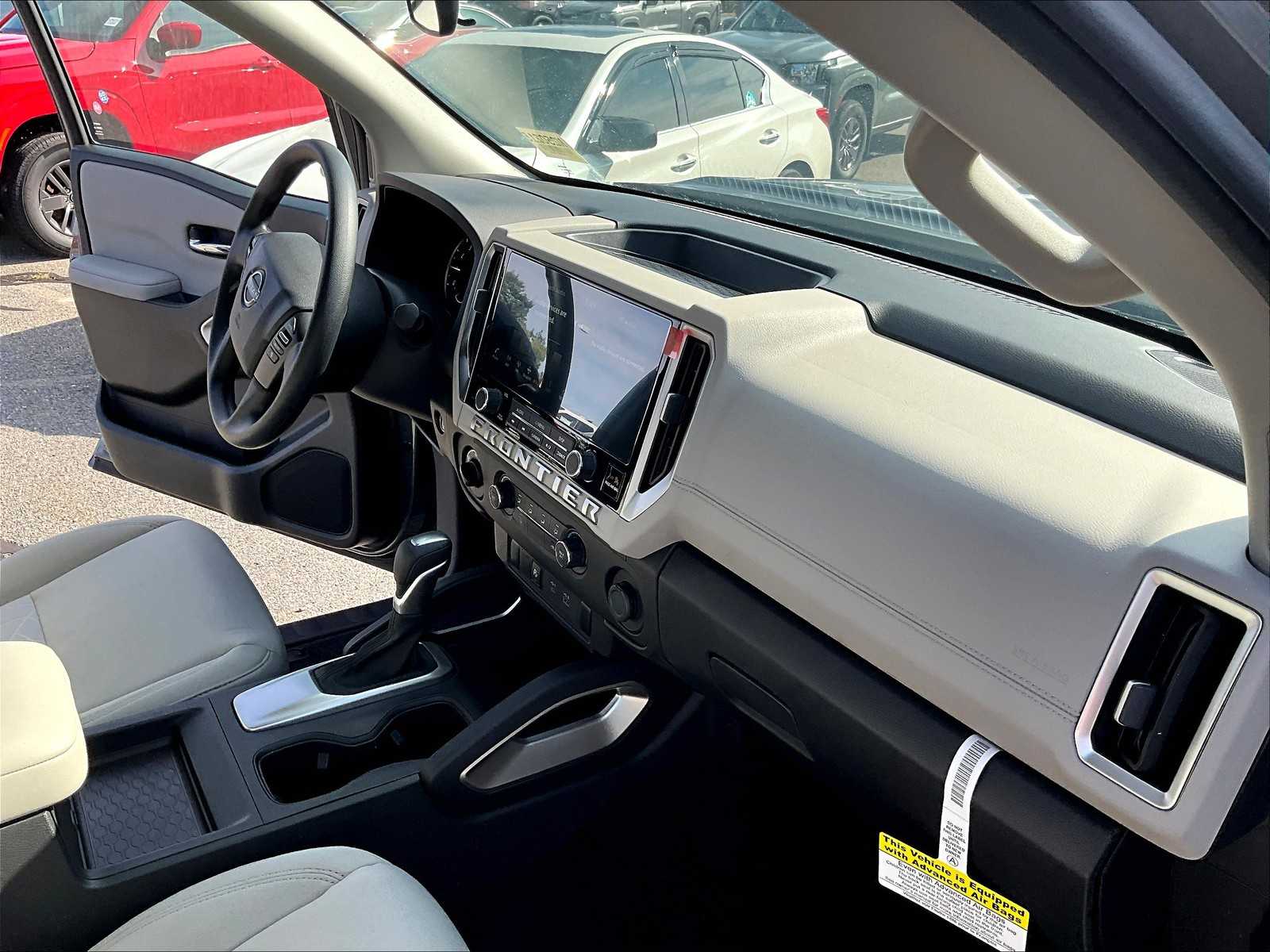 2025 Nissan Frontier SV - Photo 12