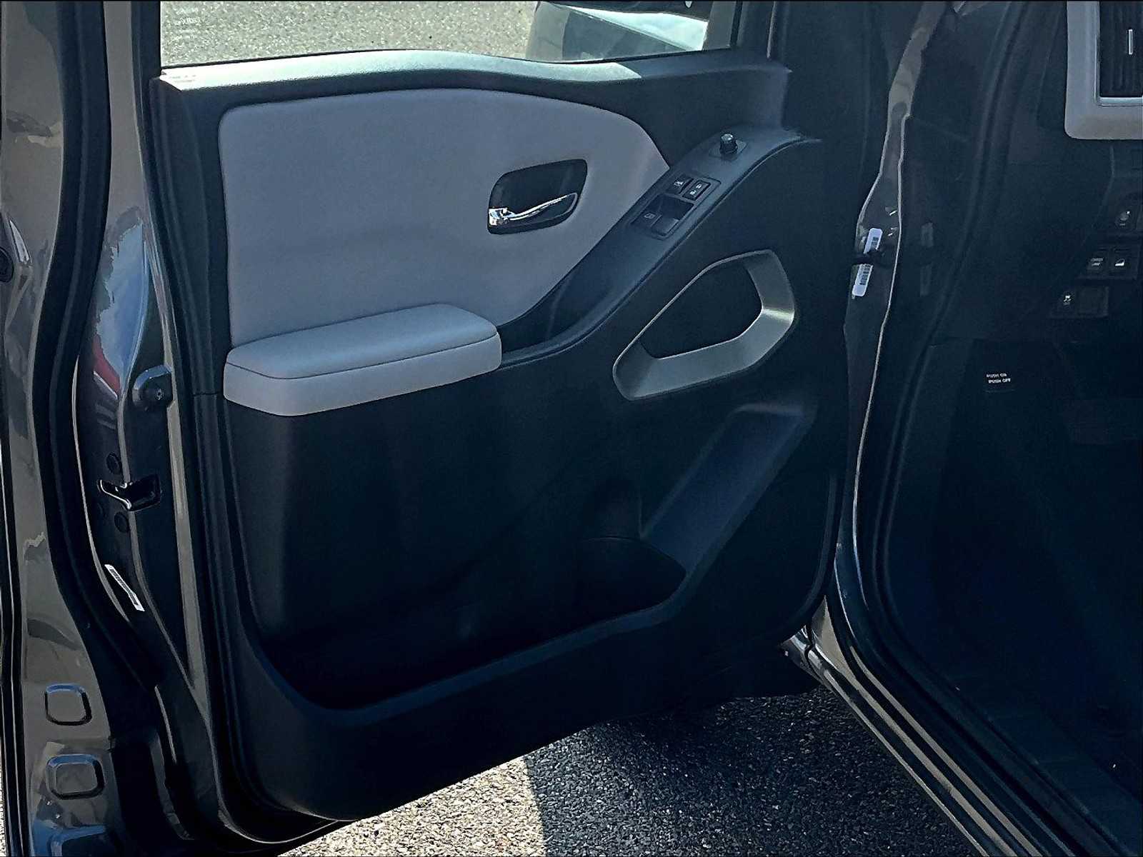 2025 Nissan Frontier SV - Photo 8