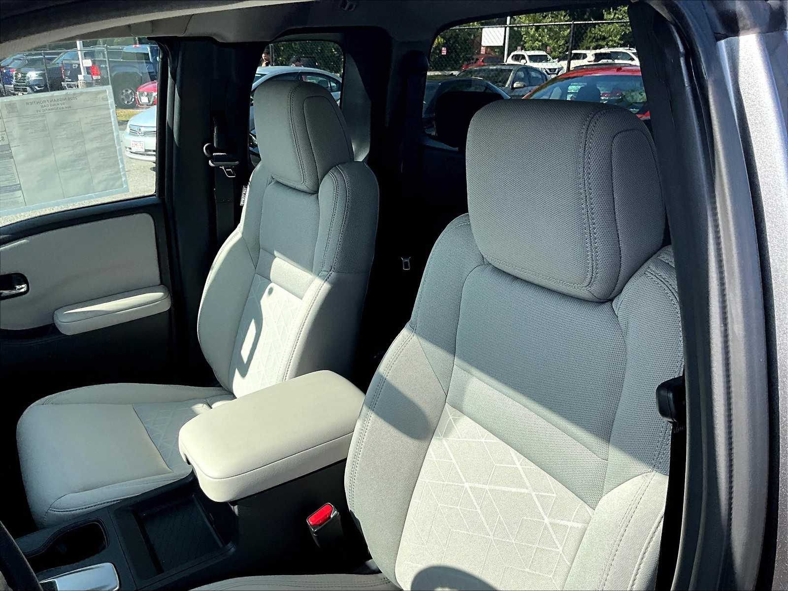 2025 Nissan Frontier SV - Photo 9