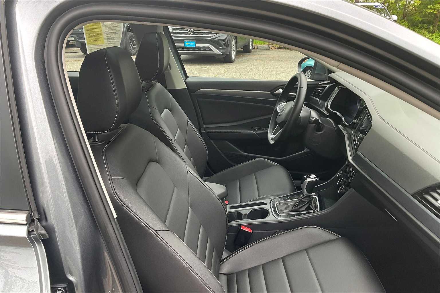 2024 Volkswagen Jetta SE - Photo 11