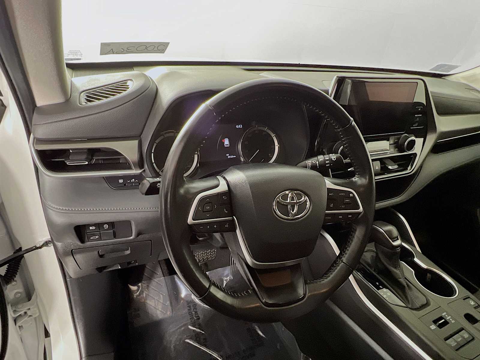 2023 Toyota Highlander LE - Photo 11