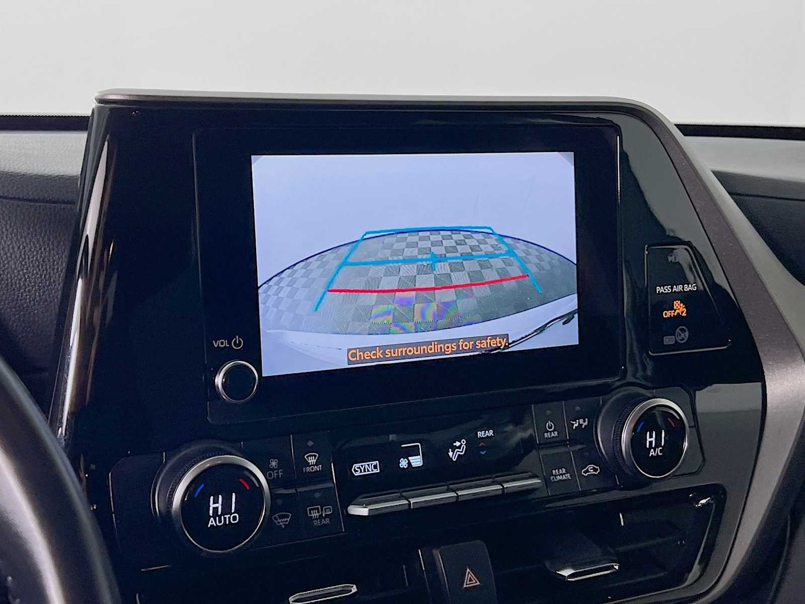 2023 Toyota Highlander LE - Photo 13