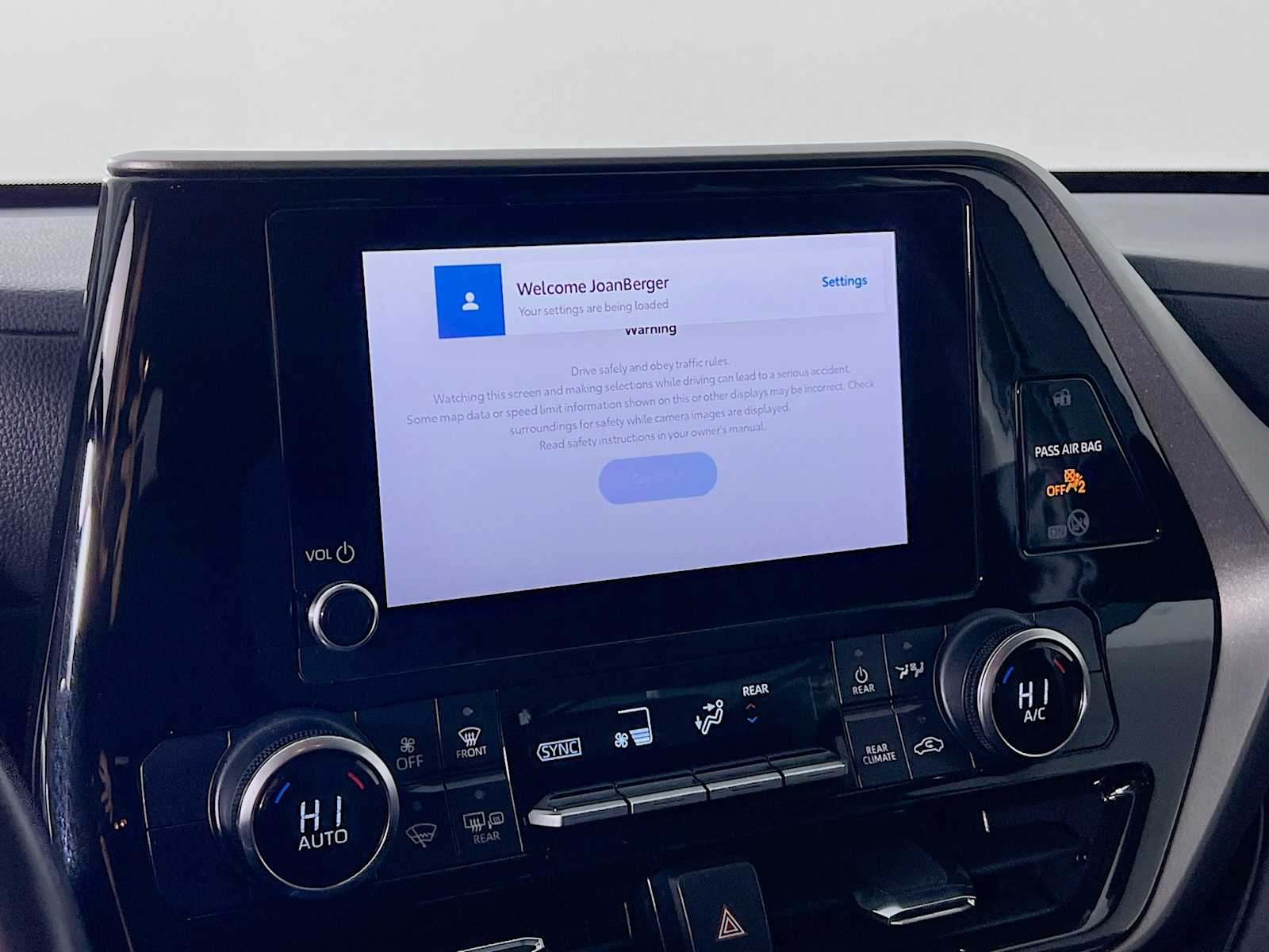 2023 Toyota Highlander LE - Photo 14