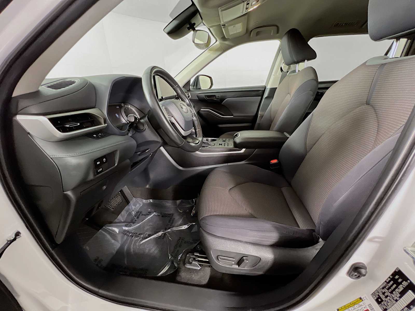 2023 Toyota Highlander LE - Photo 20