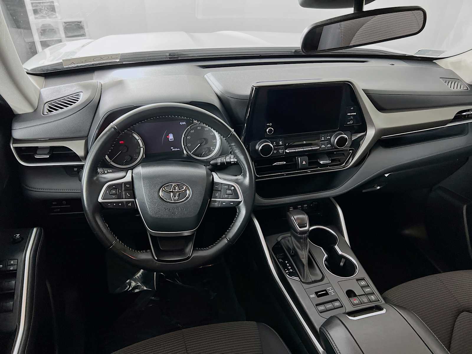 2023 Toyota Highlander LE - Photo 21