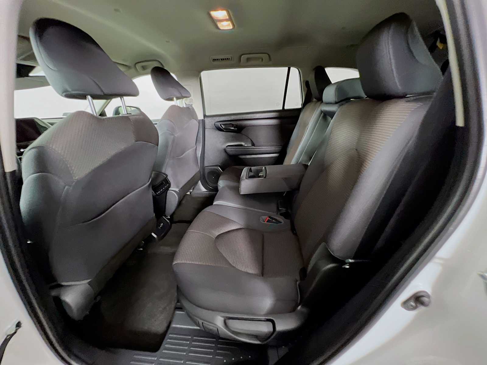 2023 Toyota Highlander LE - Photo 23