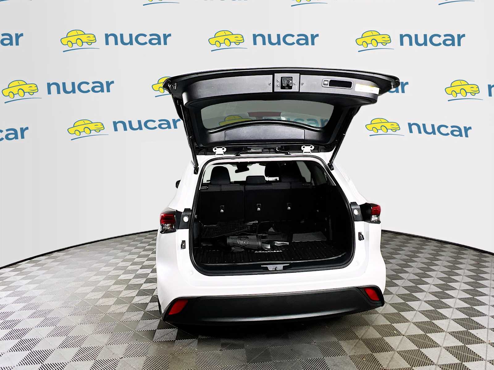 2023 Toyota Highlander LE - Photo 24