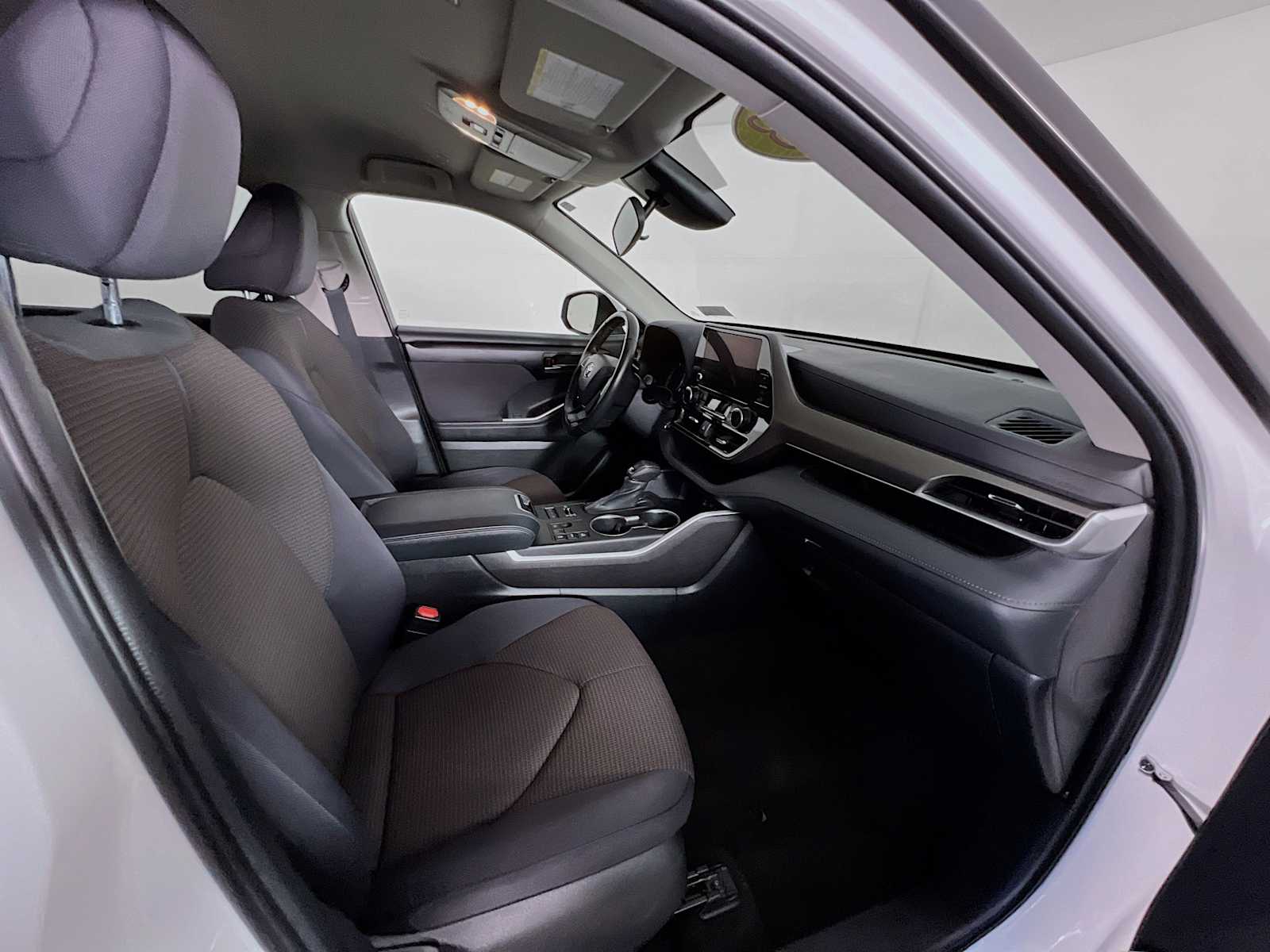 2023 Toyota Highlander LE - Photo 27