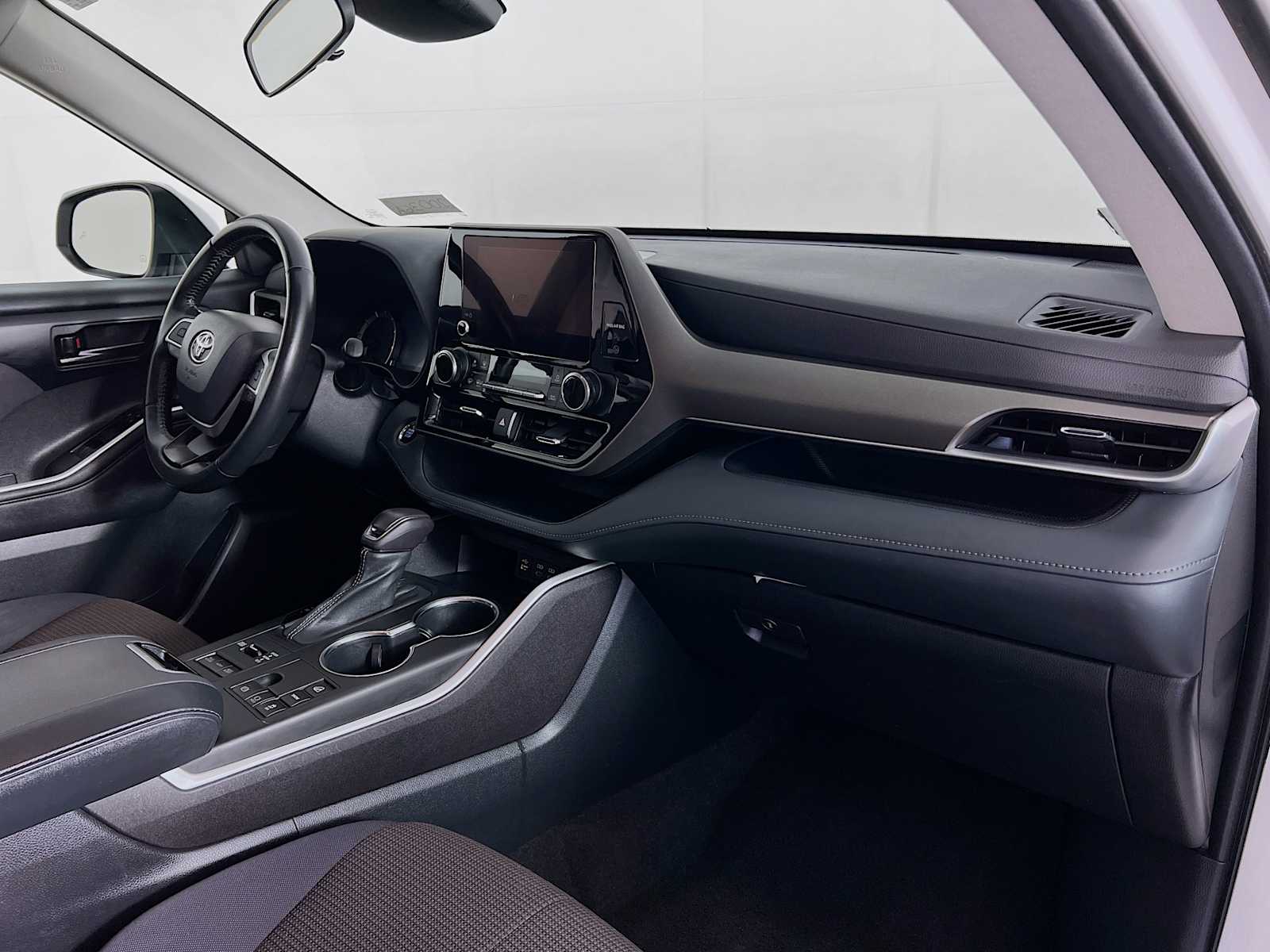 2023 Toyota Highlander LE - Photo 28
