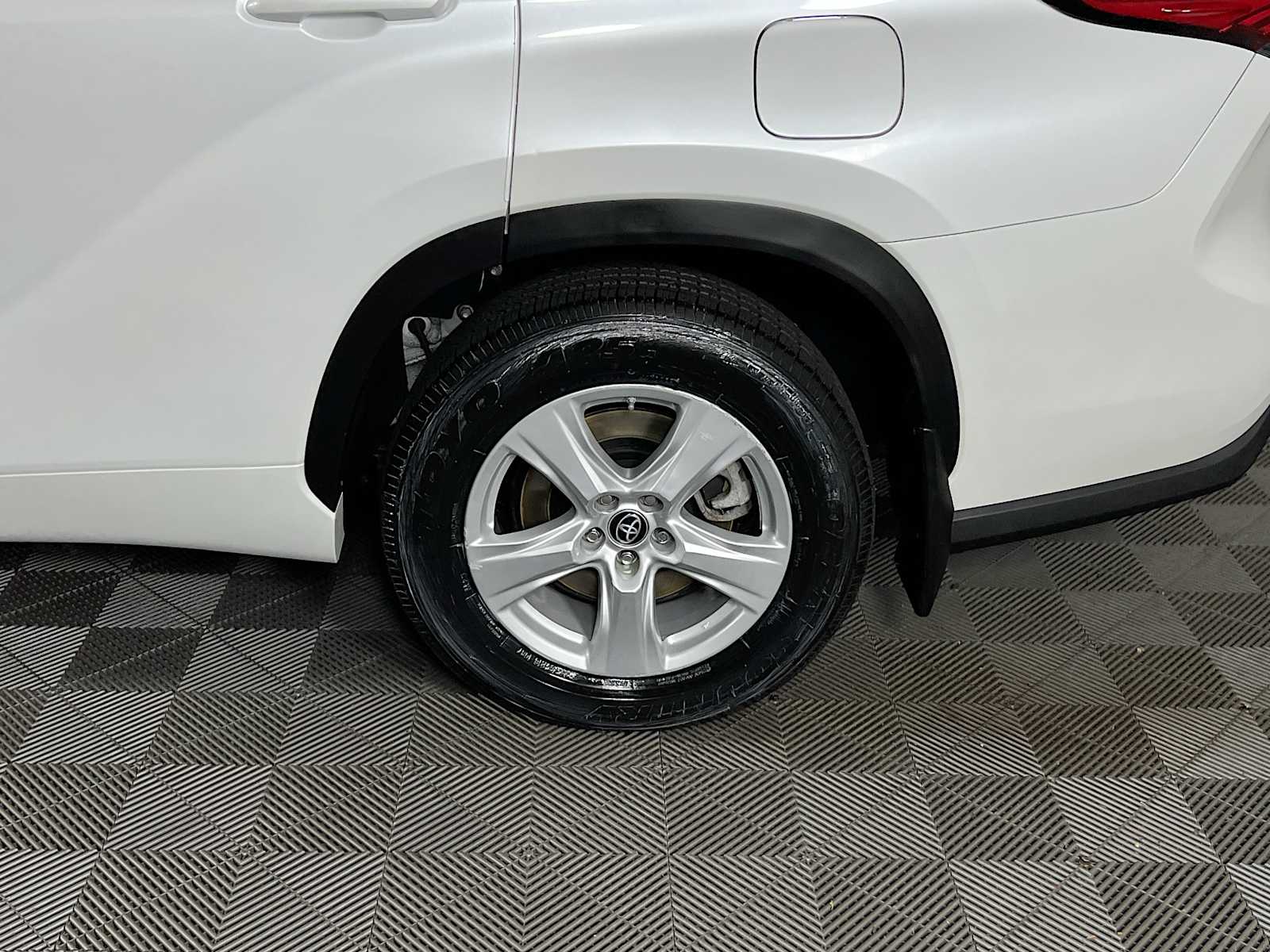 2023 Toyota Highlander LE - Photo 30