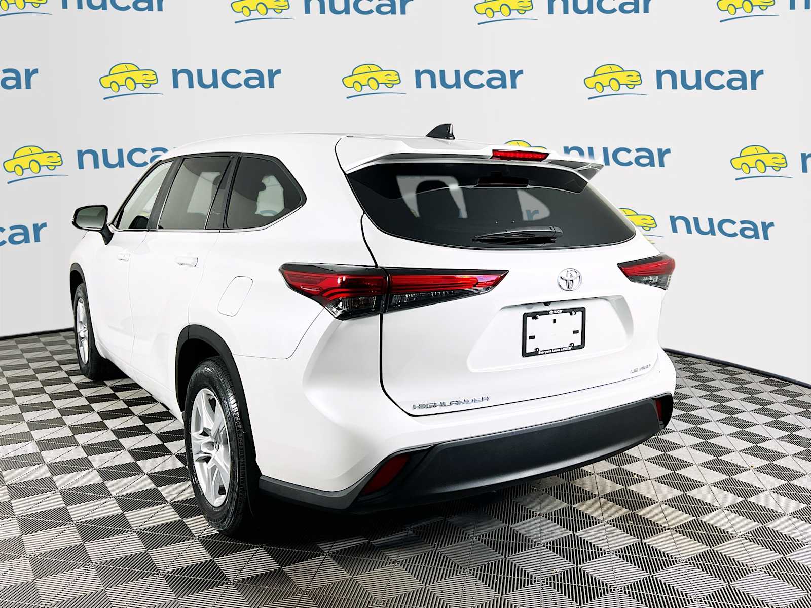 2023 Toyota Highlander LE - Photo 5