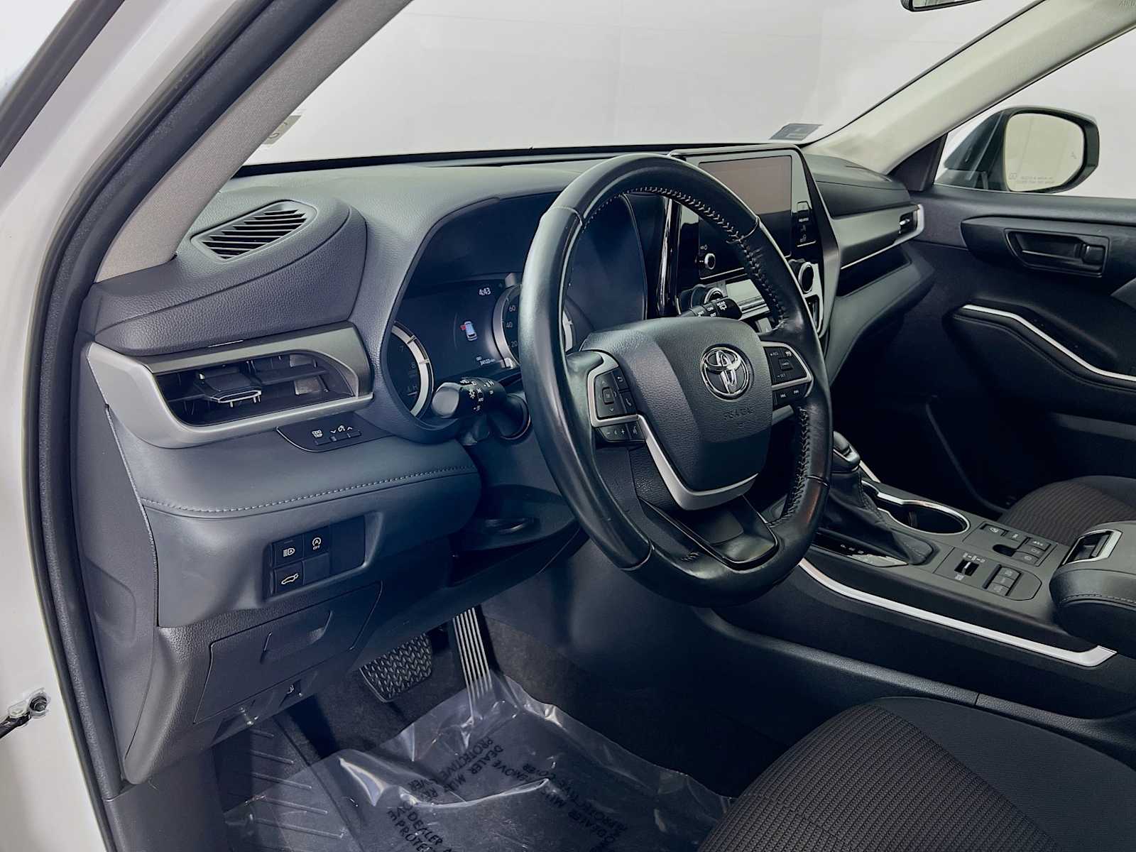 2023 Toyota Highlander LE - Photo 9