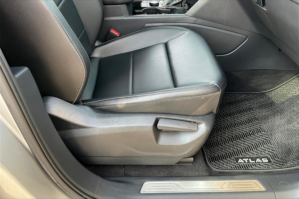 2022 Volkswagen Atlas 3.6L V6 SE w/Technology - Photo 38
