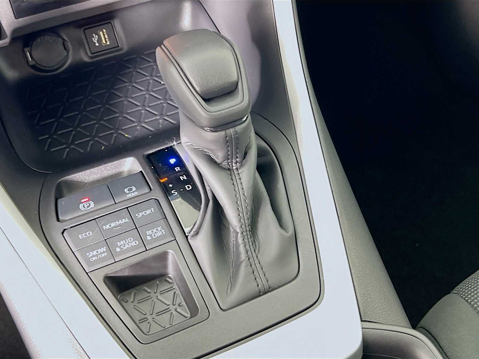 2025 Toyota RAV4 LE - Photo 11