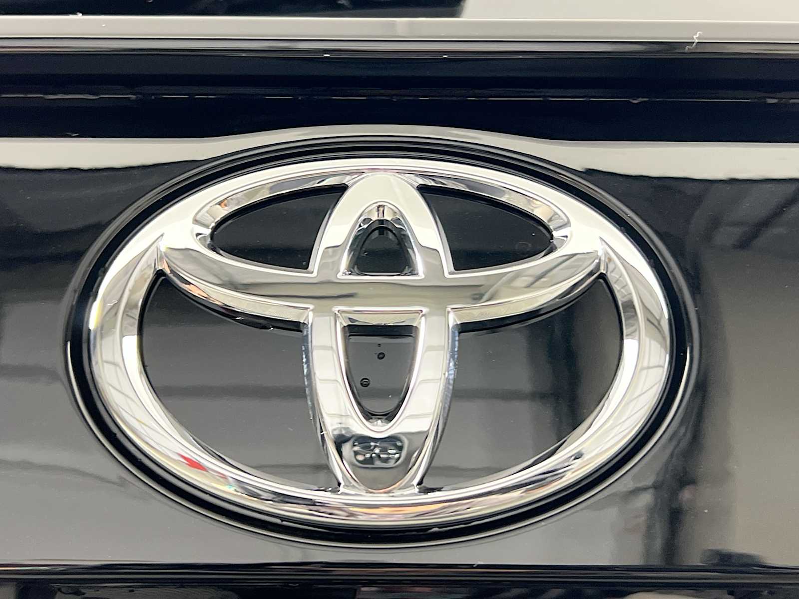 2025 Toyota RAV4 LE - Photo 18