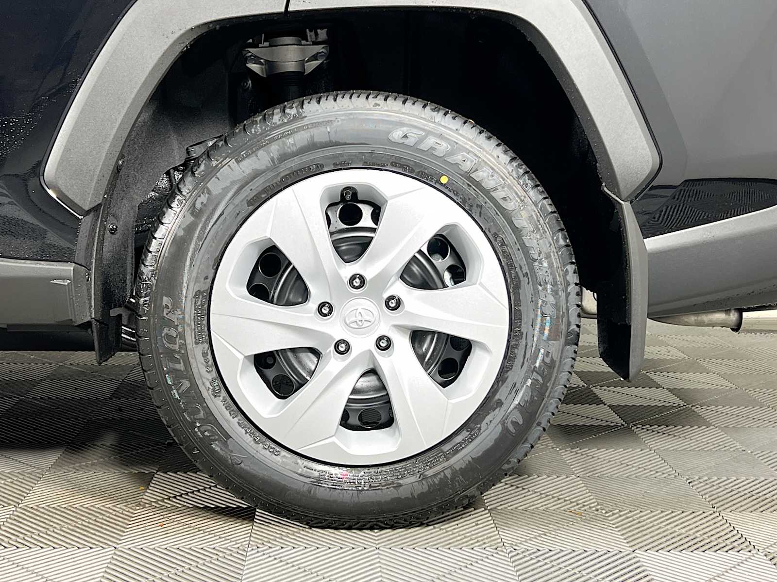 2025 Toyota RAV4 LE - Photo 19