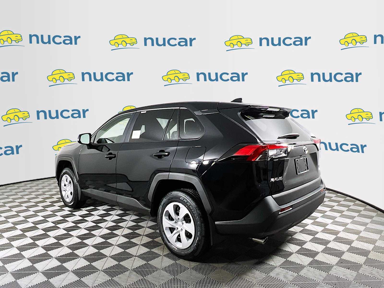 2025 Toyota RAV4 LE - Photo 4
