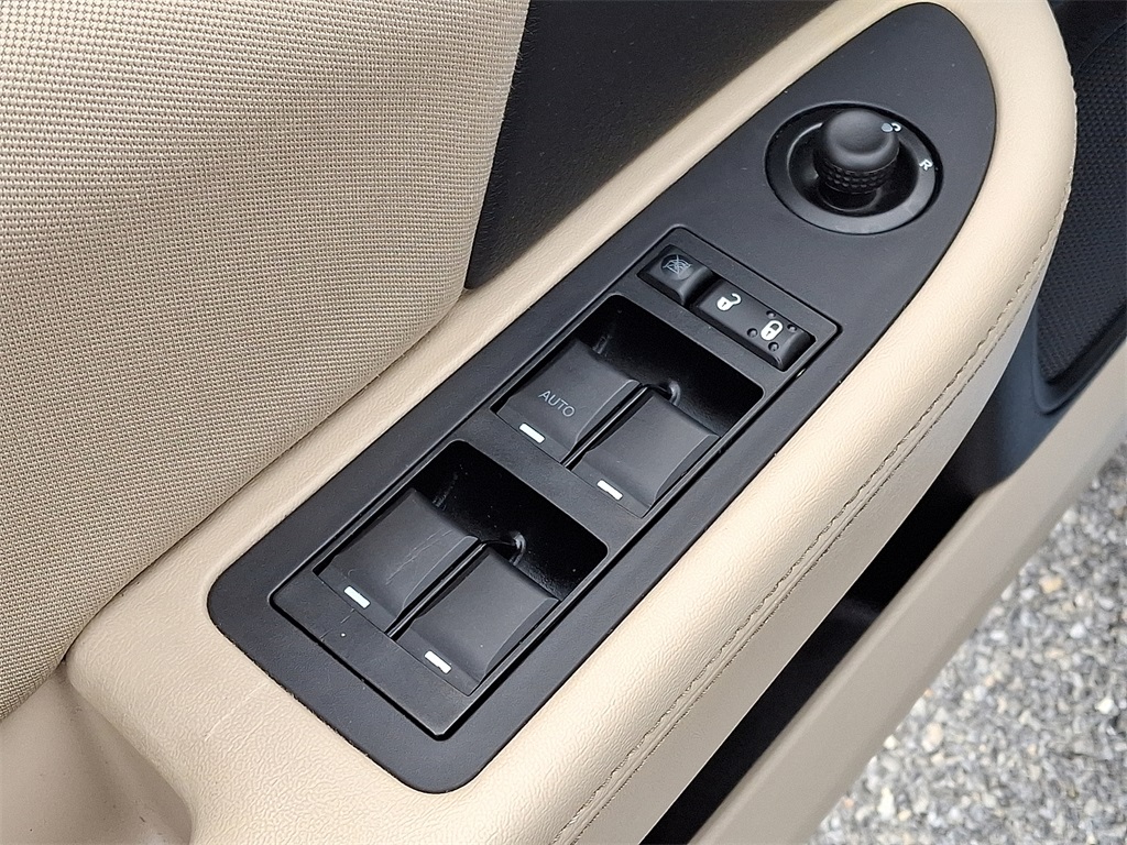 2013 Chrysler 200 Touring - Photo 14