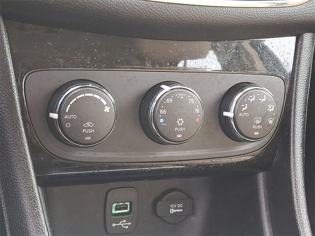 2013 Chrysler 200 Touring - Photo 18