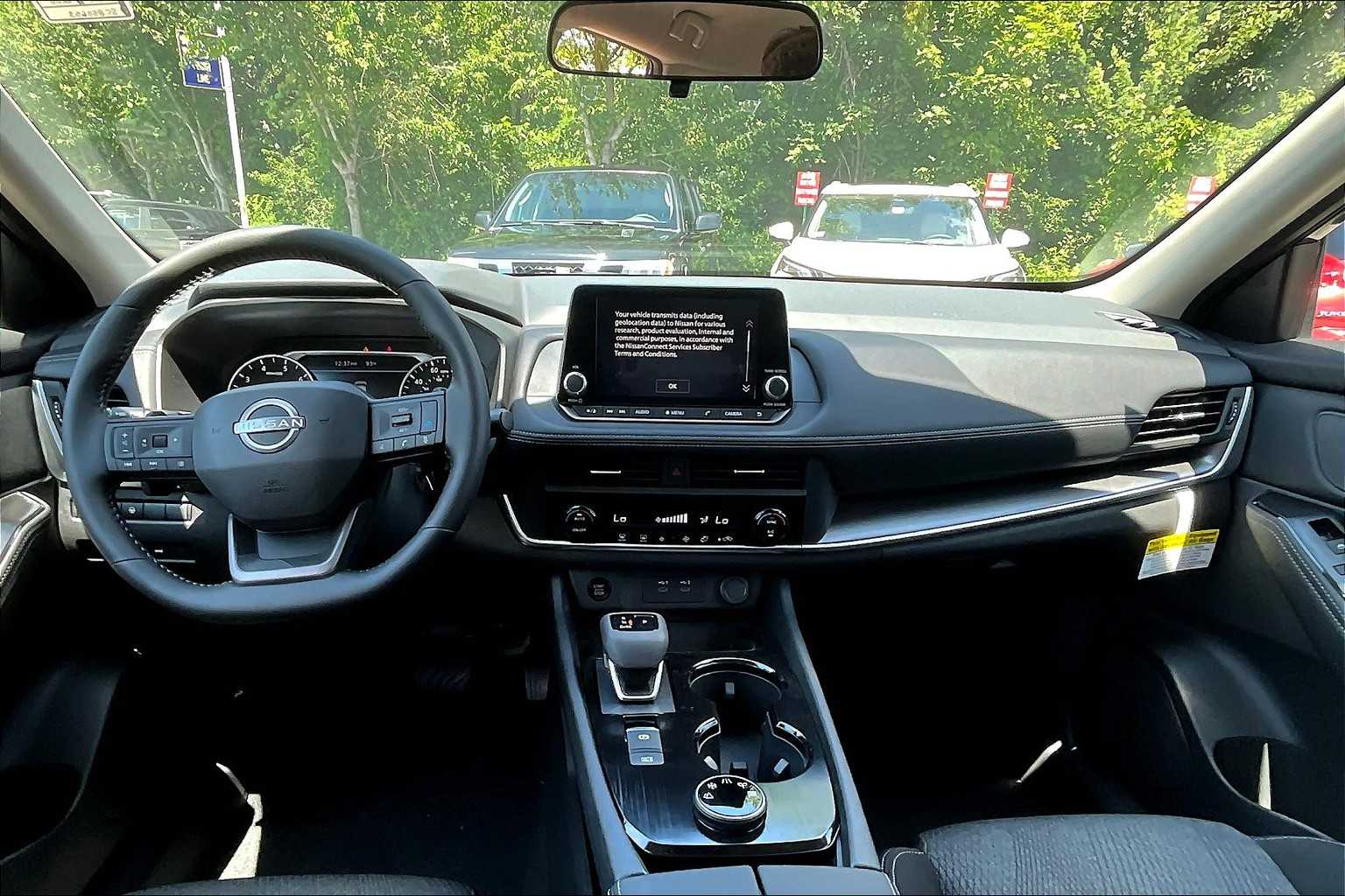 2025 Nissan Rogue SV - Photo 11
