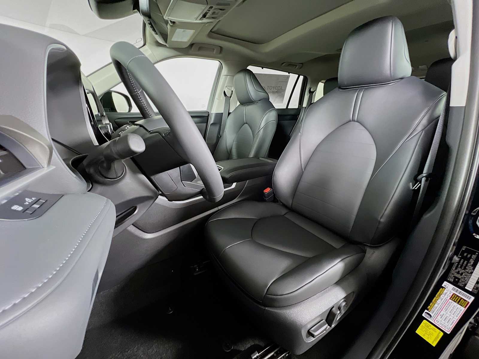 2025 Toyota Highlander XLE - Photo 12