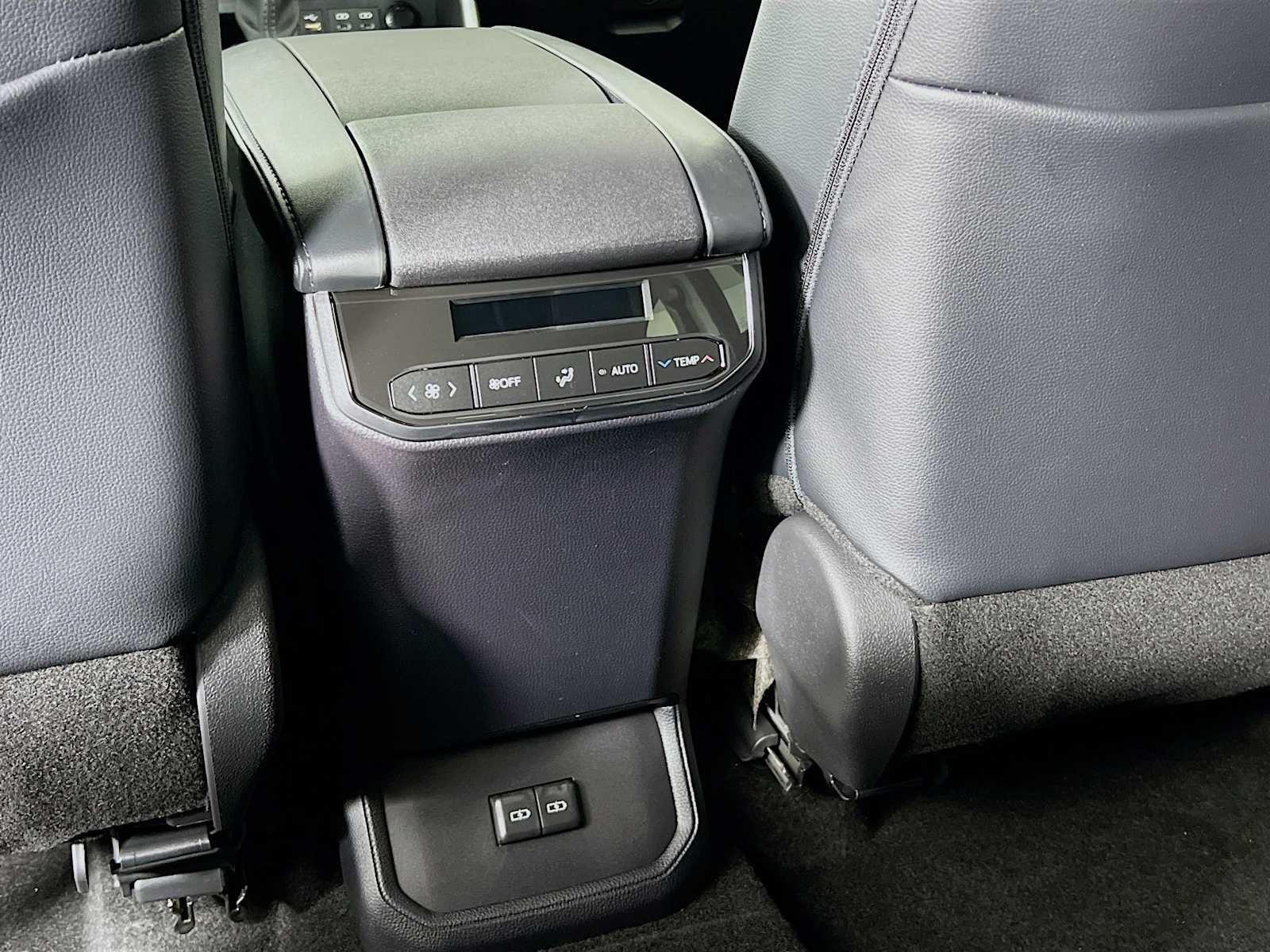 2025 Toyota Highlander XLE - Photo 14