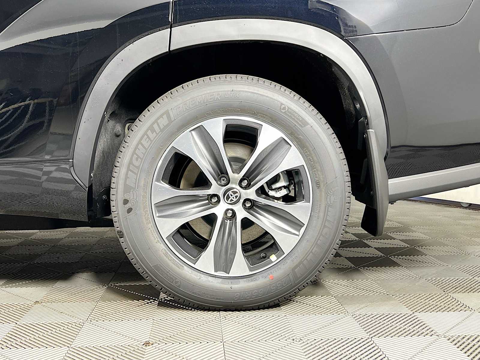 2025 Toyota Highlander XLE - Photo 19