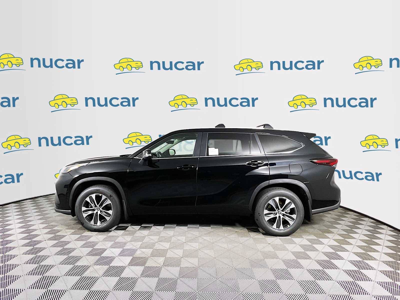 2025 Toyota Highlander XLE - Photo 3