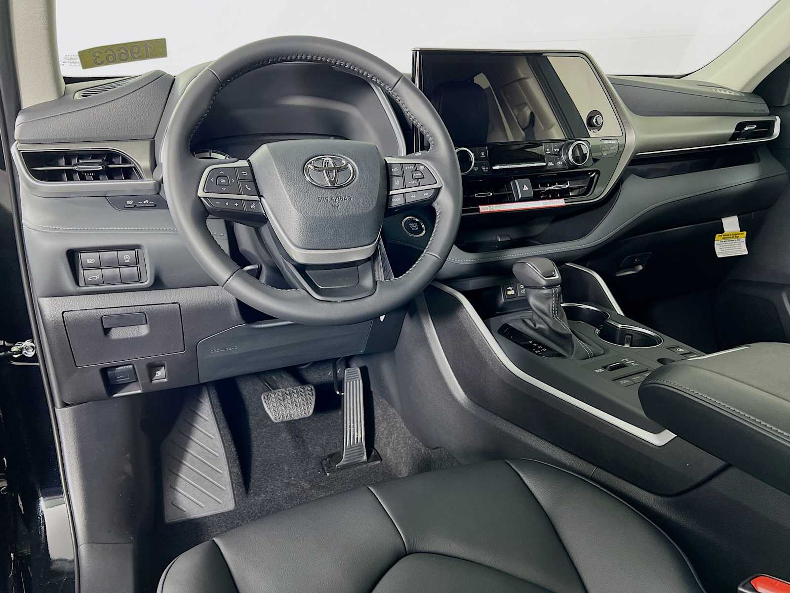 2025 Toyota Highlander XLE - Photo 6