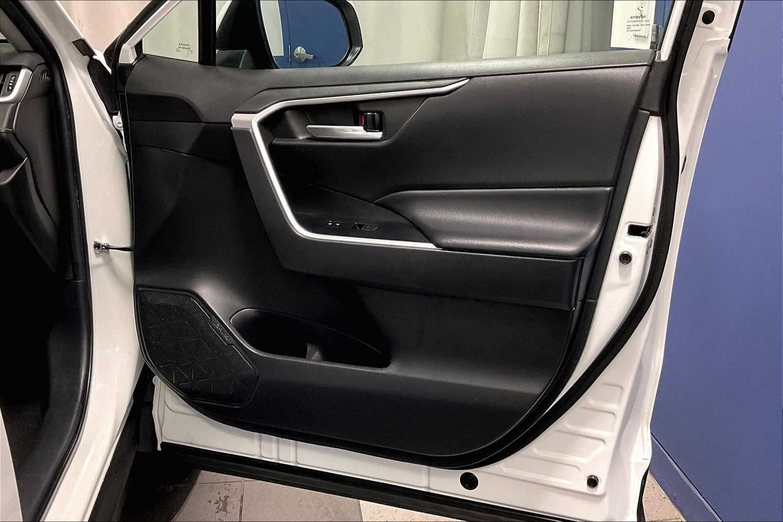 2023 Toyota RAV4 XLE - Photo 12