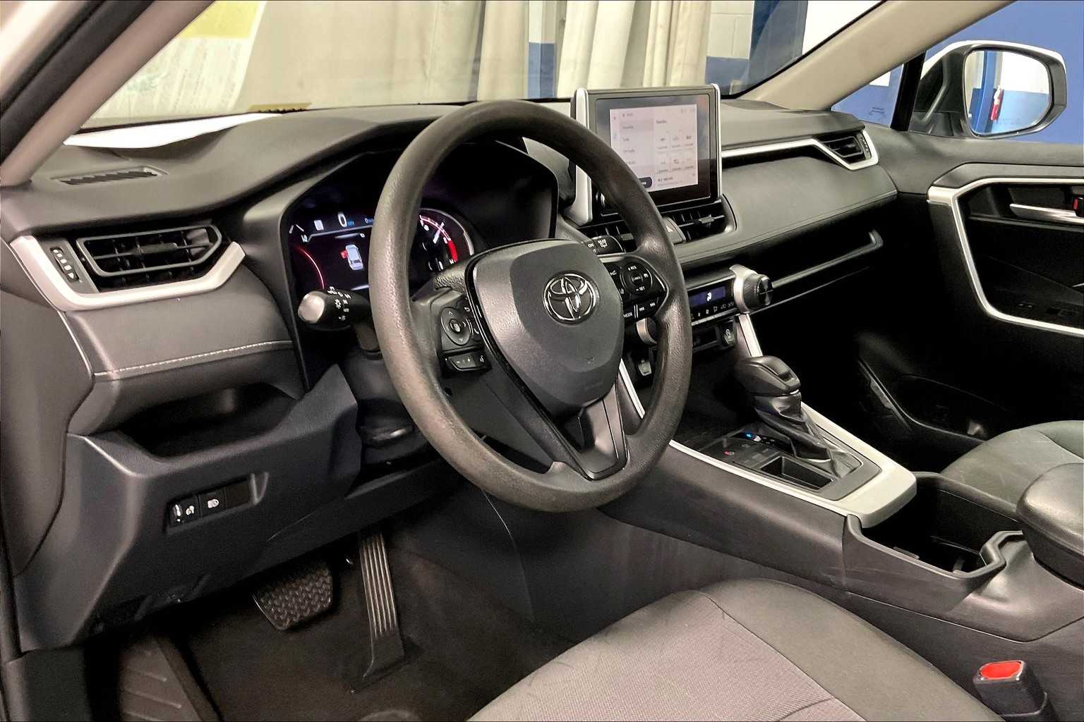 2023 Toyota RAV4 XLE - Photo 8