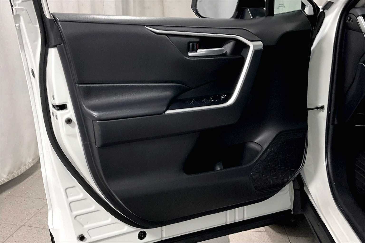 2023 Toyota RAV4 XLE - Photo 9