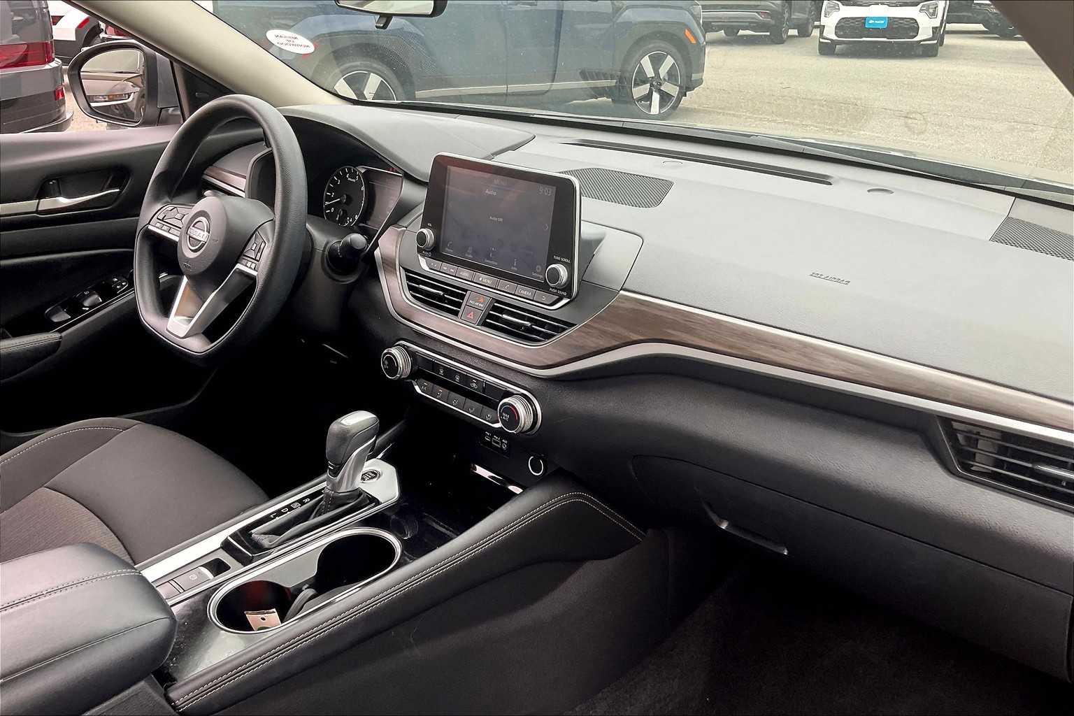 2023 Nissan Altima 2.5 SV - Photo 14
