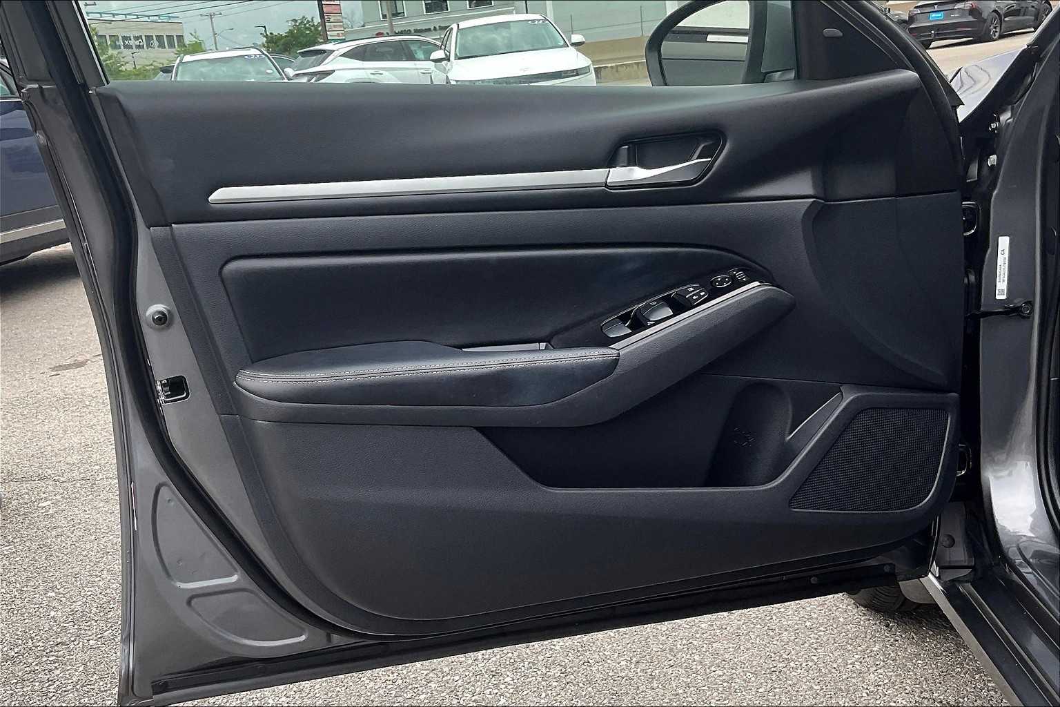 2023 Nissan Altima 2.5 SV - Photo 9