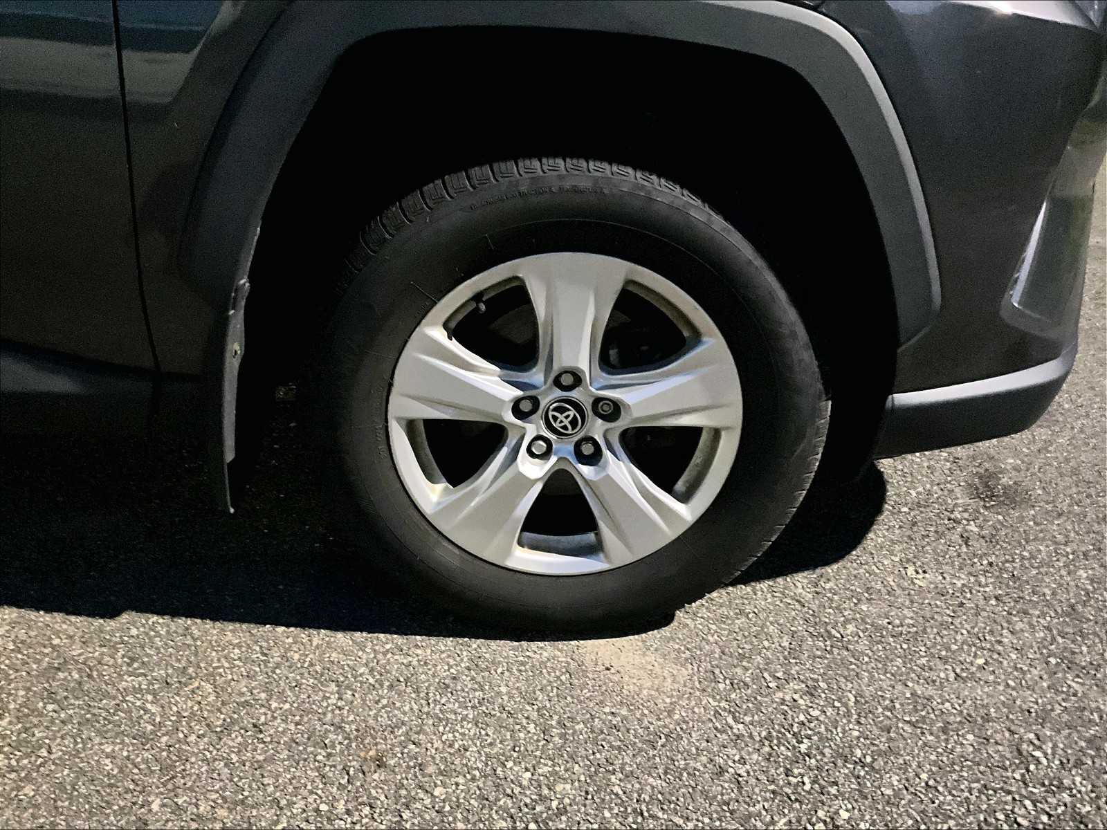 2021 Toyota RAV4 XLE - Photo 4