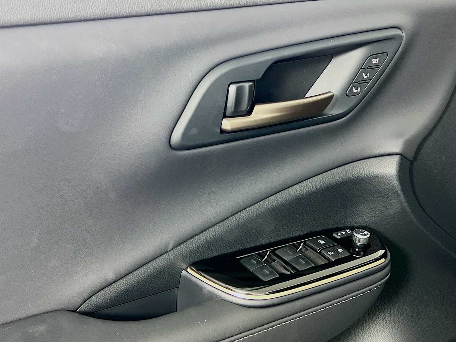 2025 Toyota Crown Signia Limited - Photo 16