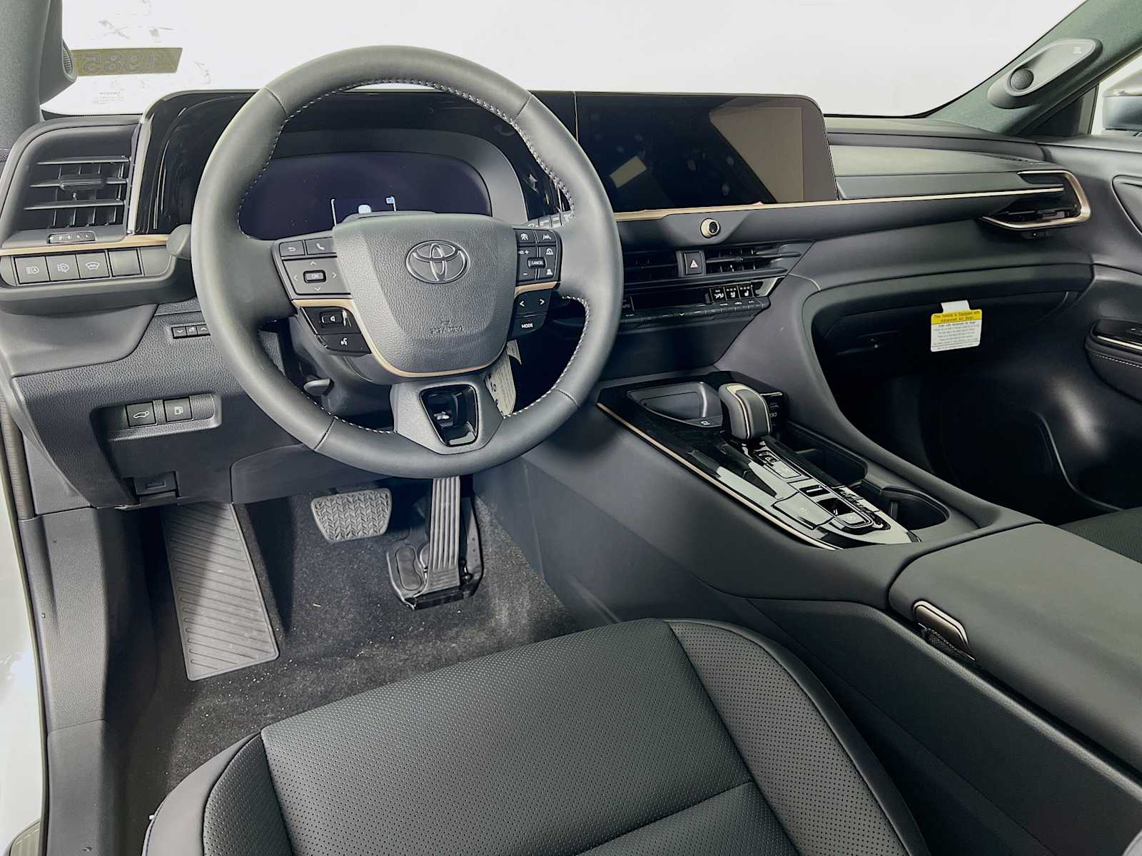 2025 Toyota Crown Signia Limited - Photo 6