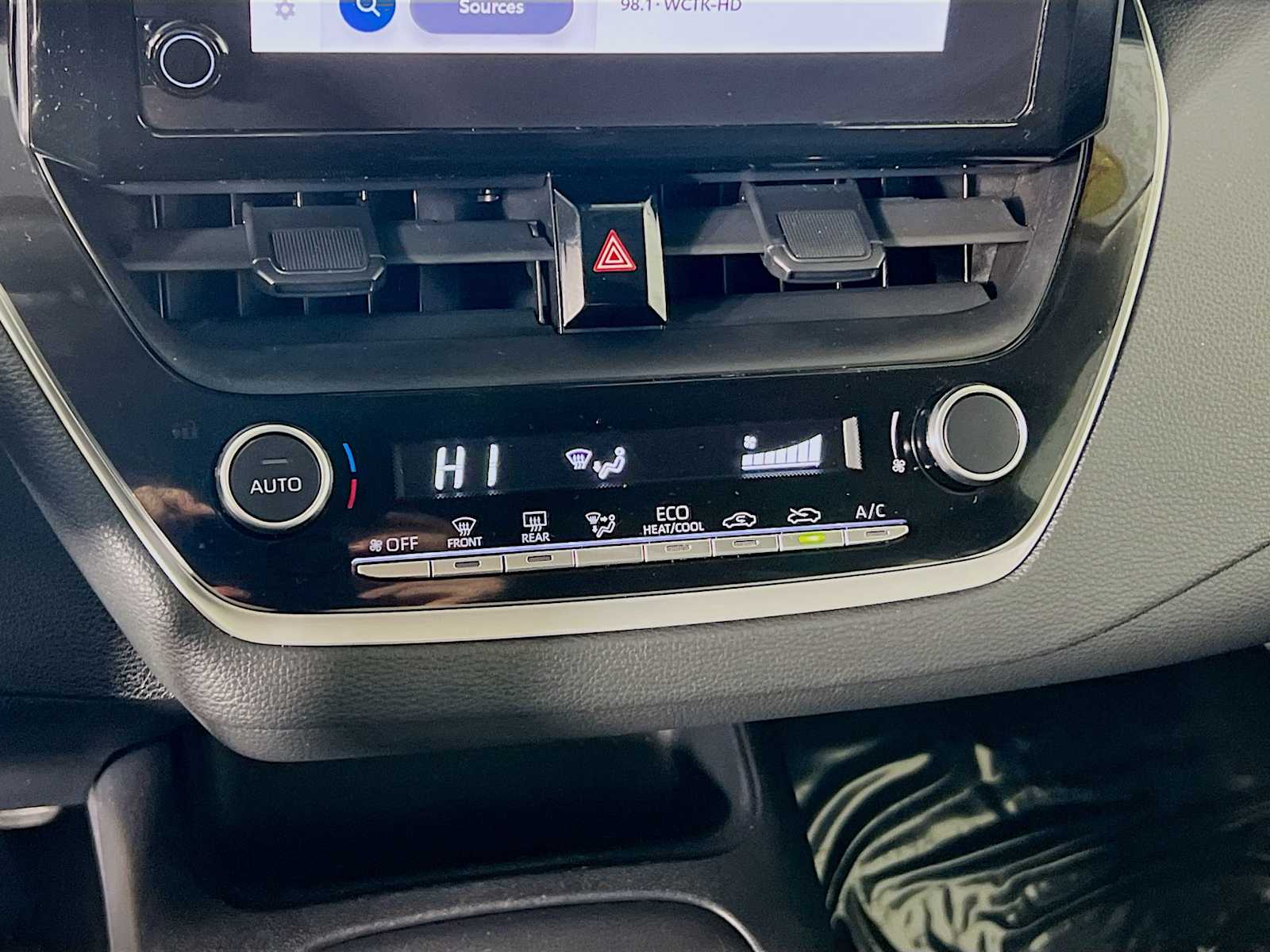 2024 Toyota Corolla LE - Photo 15