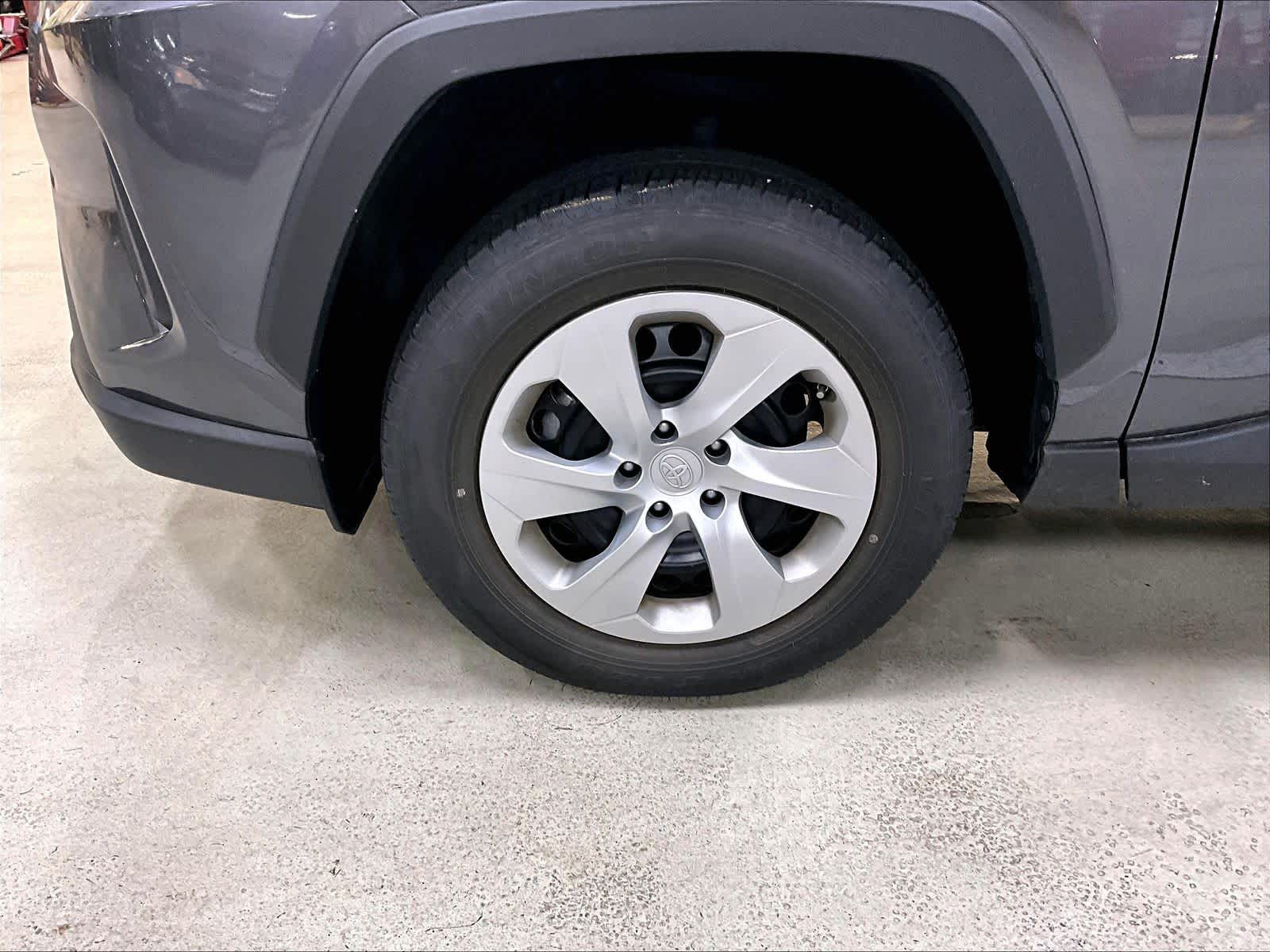 2022 Toyota RAV4 LE - Photo 4