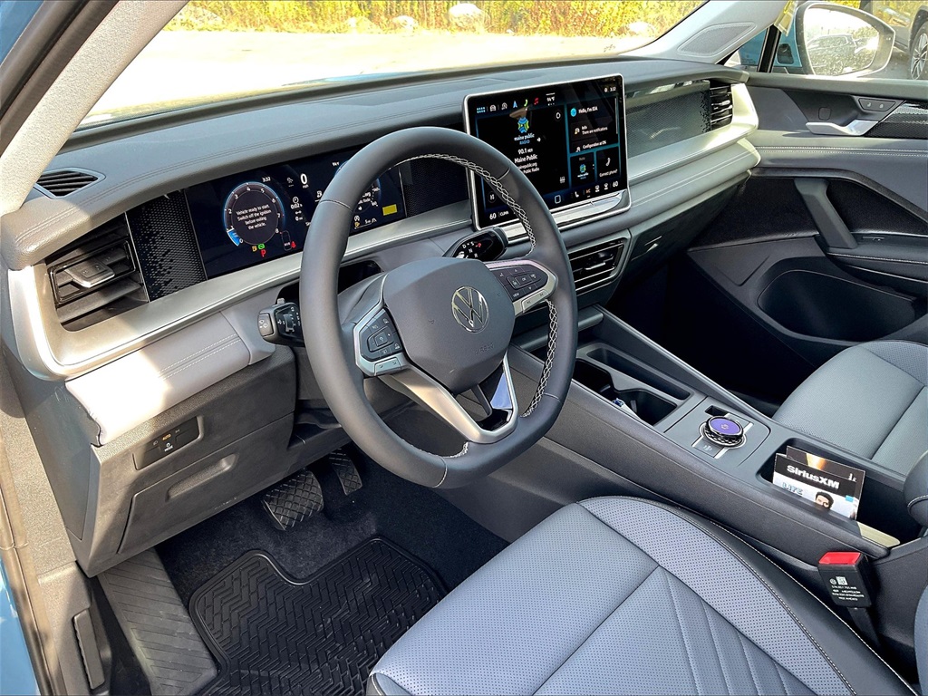 2025 Volkswagen Tiguan 2.0T SE - Photo 9
