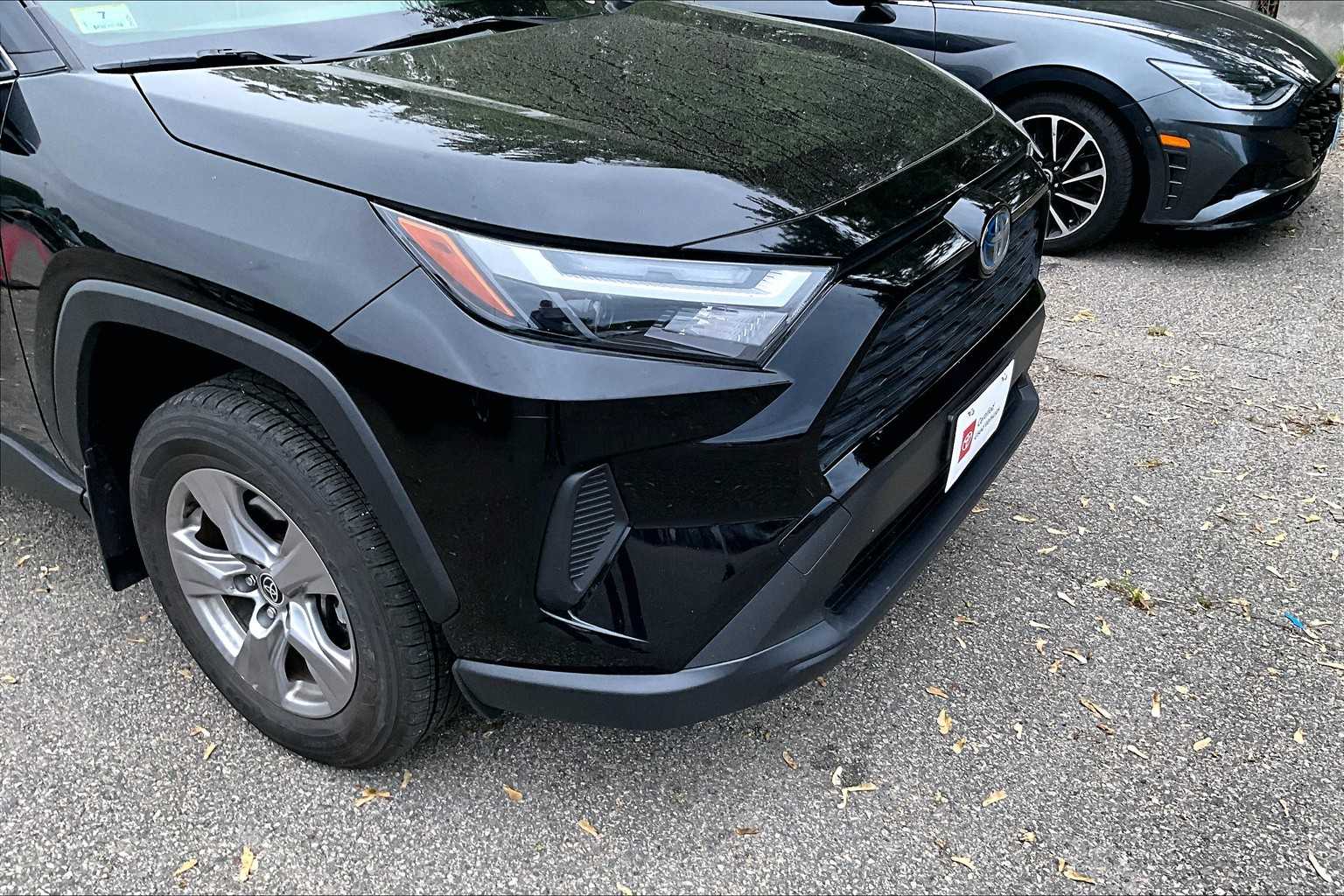 2022 Toyota RAV4 Hybrid XLE - Photo 5