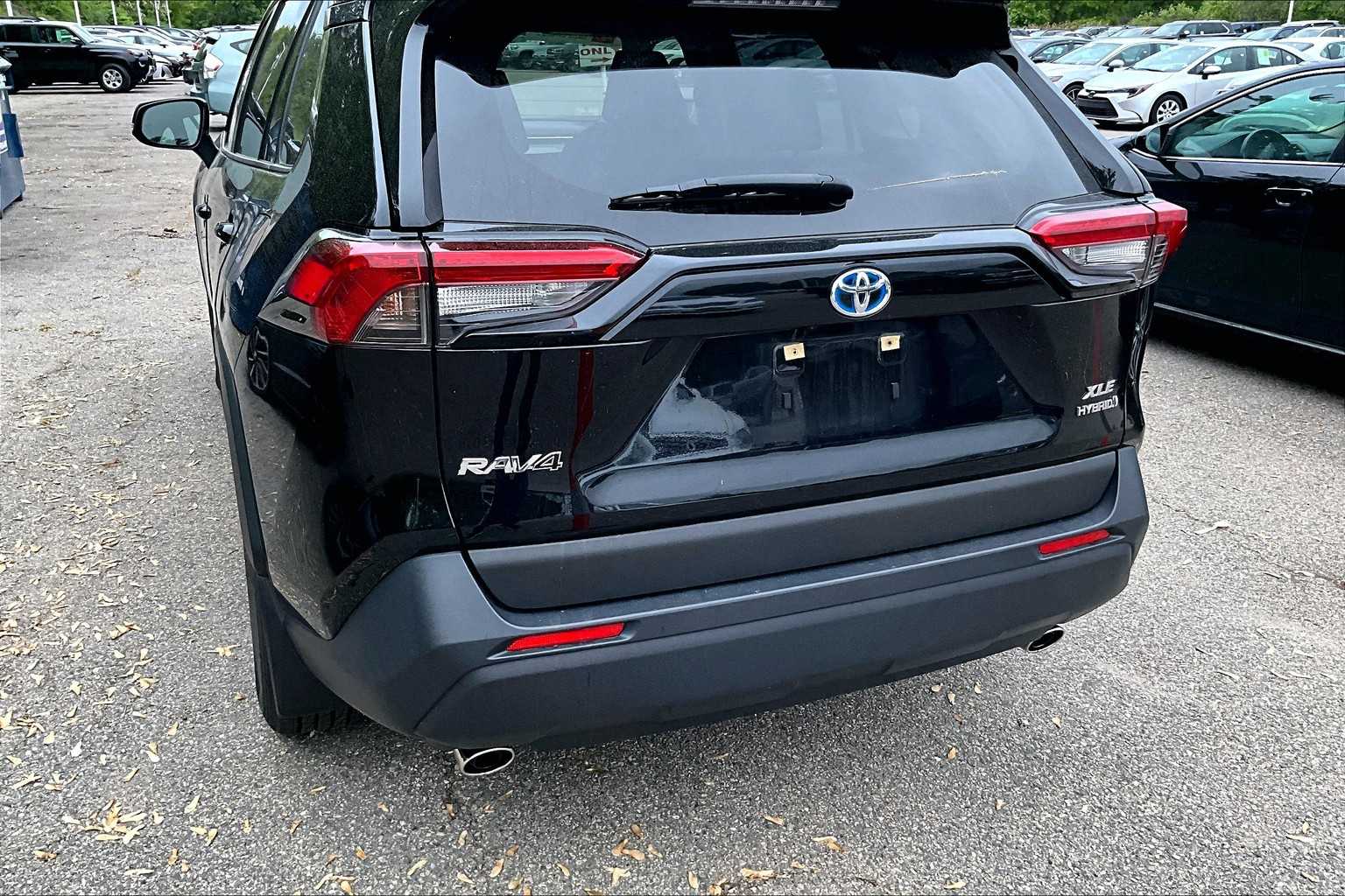 2022 Toyota RAV4 Hybrid XLE - Photo 7