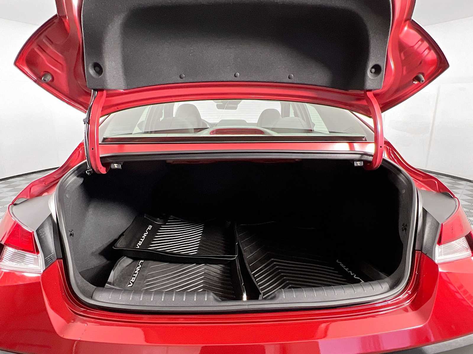 2024 Hyundai Elantra SE - Photo 24