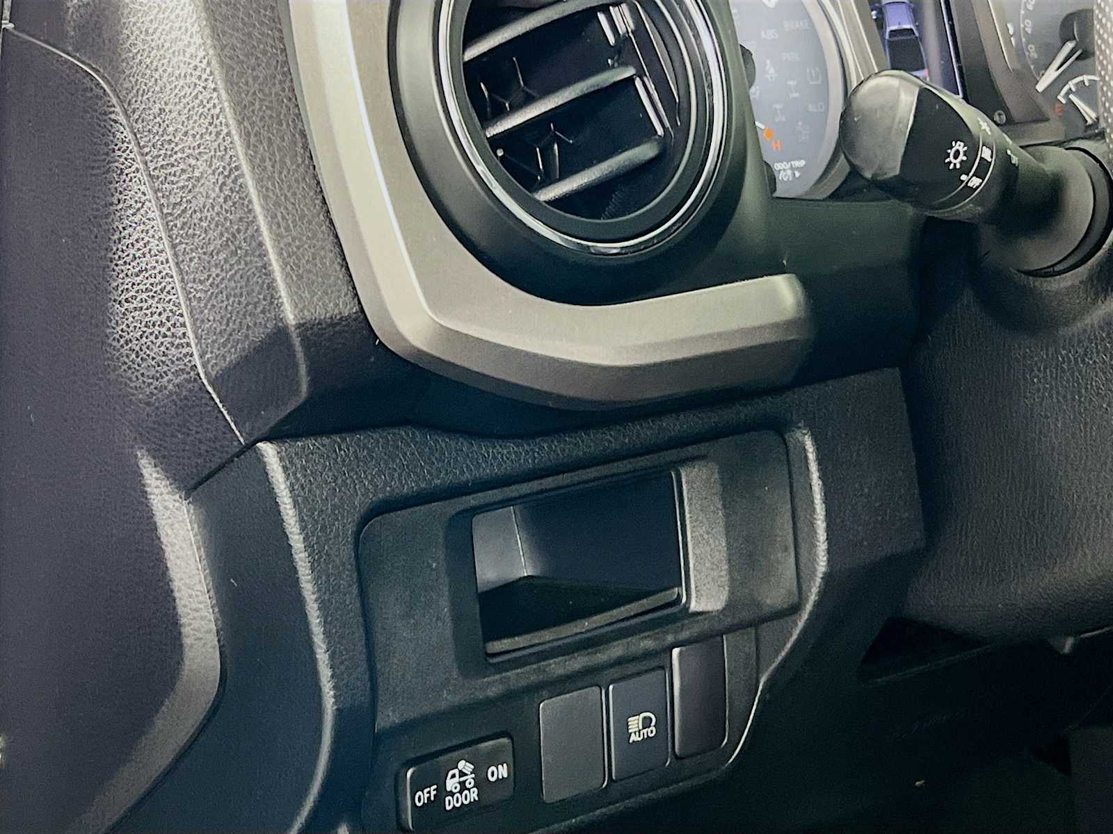 2018 Toyota Tacoma SR5 - Photo 10