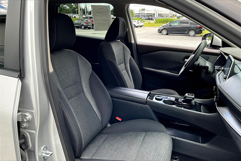 2022 Nissan Rogue SV - Photo 11