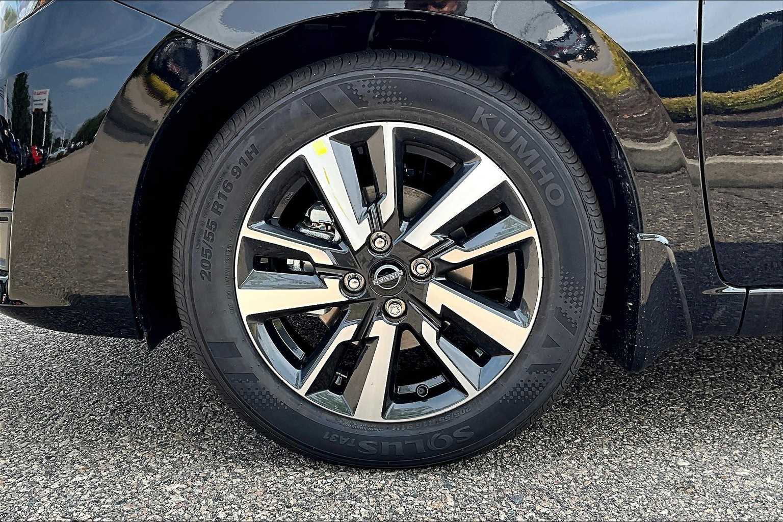 2025 Nissan Versa SV - Photo 8
