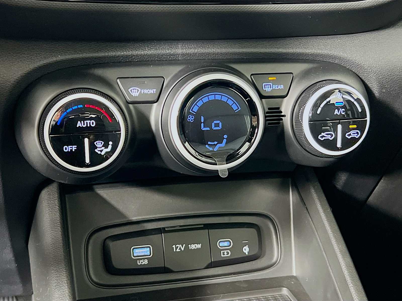 2025 Hyundai Venue Limited - Photo 11