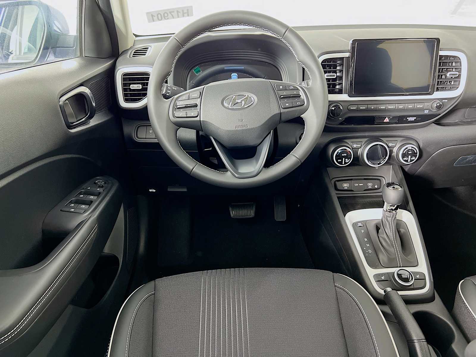 2025 Hyundai Venue Limited - Photo 15