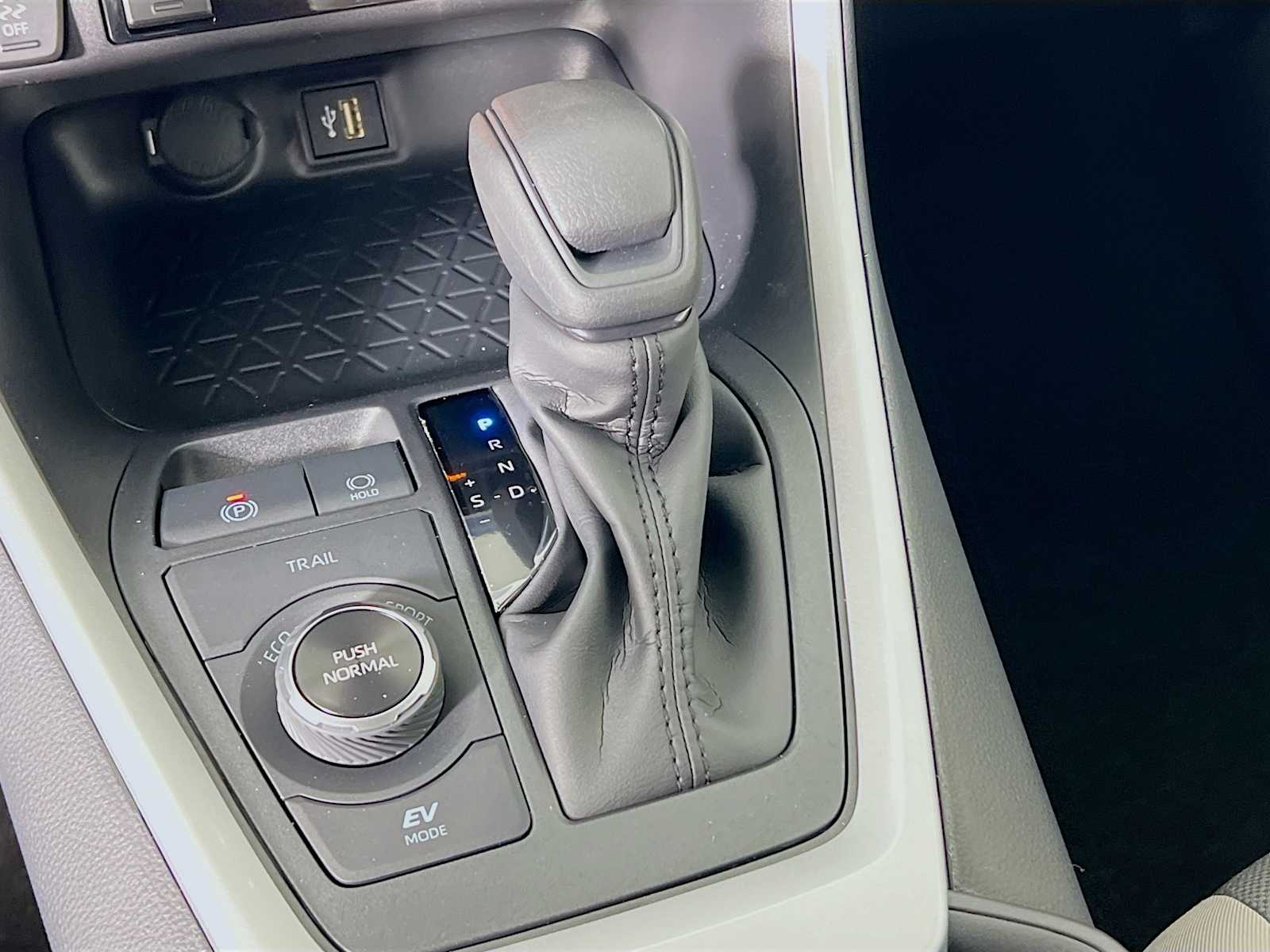 2025 Toyota RAV4 Hybrid XLE - Photo 11