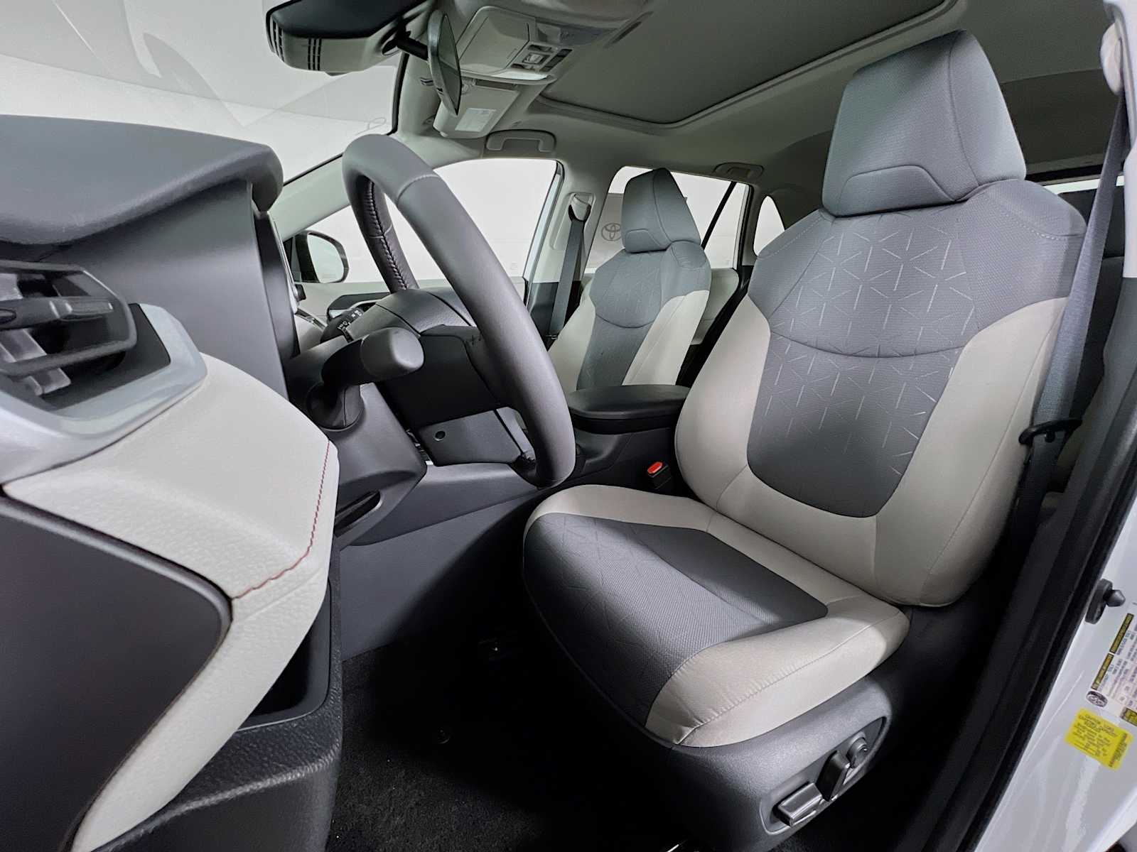 2025 Toyota RAV4 Hybrid XLE - Photo 12